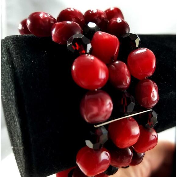 Vintage Red Lucite Moonglow Memory Wire Bracelet 3 Row Retro Jewelry - Picture 6 of 10